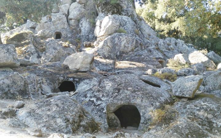 Domus de Janas nella necropoli di Sirilò