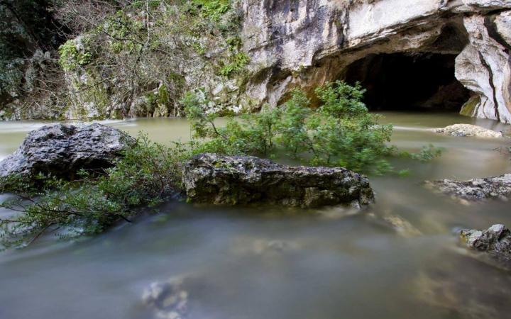 La grotta Sa Oche in un raro momento di piena