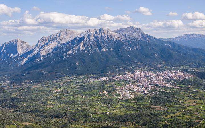 Vista del paese di Oliena, sovrastato dal Monte Corrasi